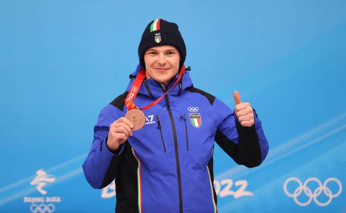 (220206) -- BEIJING, Feb. 6, 2022 -- Bronze medallist Italy s Dominik Fischnaller celebrates during the awarding ceremony after Men s Singles Run of luge event at the Yanqing National Sliding Centre in Yanqing district of Beijing, capital of China, Feb. 6, 2022. ) (BEIJING2022)CHINA-BEIJING-YANQING-OLYMPIC Winter games, Winterspiele,Spiele, Summer games LUGE-MEN S SINGLES-FINAL(CN) YaoxJianfeng 