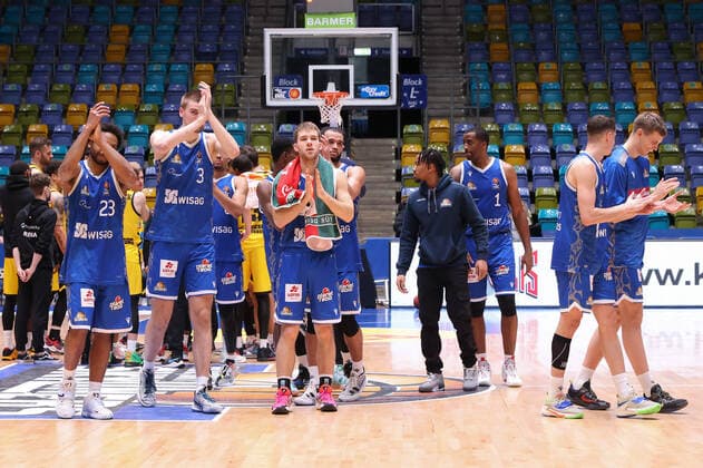 Fraport Skyliners - MHP Riesen Ludwigsburg, easyCredit-BBL Letzter Gruß der Fraport Skyliners ins Publikum. Basketball-Spiel des easyCredit BBL zwischen den Fraport Skyliners und den MHP Riesen Ludwigsburg am 6. Februar 2022 in der Ballsporthalle in Frankfurt am Main., Frankfurt am Main Hessen Deutschland Ballsporthalle