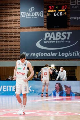 Enttäuschung bei links Omar Prewitt (Brose Bamberg, 04) und Christian Sengfelder (Brose Bamberg, 43) nach dem 89:90 in Würzburg s.oliver Würzburg Wuerzburg - Brose Bamberg - easyCredit-BBL - Basketball Bundesliga Saison 2021 22 Spieltag 20, 06.02.2022 Würzburg, tectake ARENA Copyright: DanielxLöb