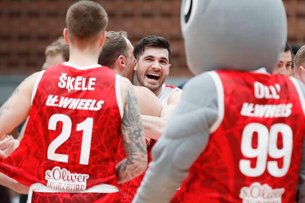 06 02 2022, s Oliver Wuerzburg vs Brose Bamberg, easyCredit BBL, 20 matchday, GER, Wuerzburg, tectake ARENA, picture from left jubilation after the victory by Felix Hoffmann s Oliver Wuerzburg and Luciano Parodi s Oliver Wuerzburg Copyright: HMBxMedia xJulienxBecker