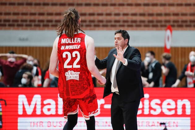 06 02 2022, s Oliver Wuerzburg vs Brose Bamberg, easyCredit BBL, matchday 20, GER, Wuerzburg, tectake ARENA, picture from left Craig Moller s Oliver Wuerzburg and head coach Sasa Filipovski s Oliver Wuerzburg discussing Copyright: HMBxMedia xJulienxBecker