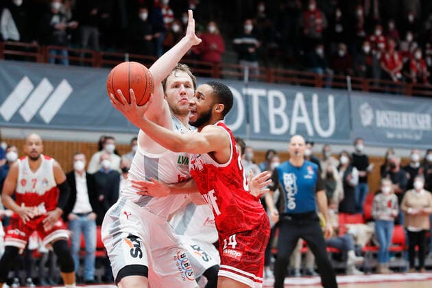 06 02 2022, s Oliver Wuerzburg vs Brose Bamberg, easyCredit BBL, 20 matchday, GER, Wuerzburg, tectake ARENA, picture from left Christian Sengfelder Brose Bamberg vs Cameron Hunt s Oliver Wuerzburg Copyright: HMBxMedia xJulienxBecker