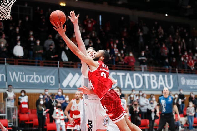 06 02 2022, s Oliver Wuerzburg vs Brose Bamberg, easyCredit BBL, 20 matchday, GER, Wuerzburg, tectake ARENA, picture from left Christian Sengfelder Brose Bamberg vs Cameron Hunt s Oliver Wuerzburg Copyright: HMBxMedia xJulienxBecker