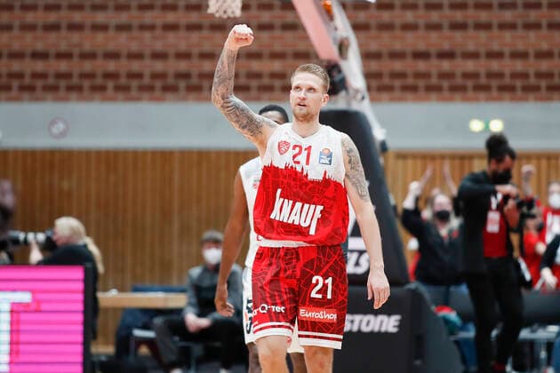 06 02 2022, s Oliver Wuerzburg vs Brose Bamberg, easyCredit BBL, 20 matchday, GER, Wuerzburg, tectake ARENA, picture jubilation after victory at Aigars Skele s Oliver Wuerzburg Copyright: HMBxMedia xJulienxBecker