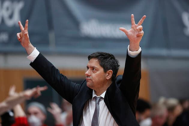 06 02 2022, Basketball, BBL, s Oliver Wuerzburg Brose Bamberg, GER, Wuerzburg, tectake Arena Picture from left Headcoach Sasa Filipovski s Oliver Wuerzburg Copyright: HMBxMedia xHeikoxBecker