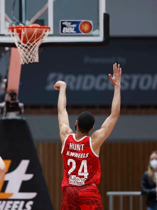 06 02 2022, Basketball, BBL, s Oliver Wuerzburg Brose Bamberg, GER, Wuerzburg, tectake Arena Image from left Cameron Hunt s Oliver Wuerzburg with the decisive free throw to 90 89 Copyright: HMBxMedia xHeikoxBecker