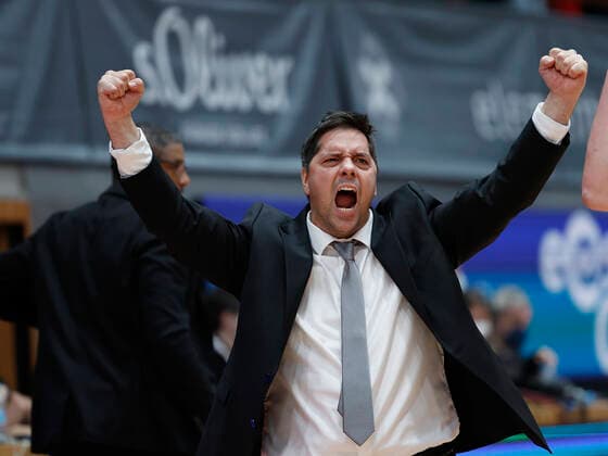 06 02 2022, Basketball, BBL, s Oliver Wuerzburg Brose Bamberg, GER, Wuerzburg, tectake Arena picture from left Headcoach Sasa Filipovski s Oliver Wuerzburg celebrates victory Copyright: HMBxMedia xHeikoxBecker