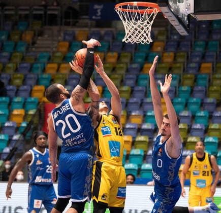 06 02 2022, xsltx, Basketball BBL Bundesliga, Frankfurt Skyliners MHP Riesen Ludwigsburg emspor, v l rebound under the Frankfurt basket DFL DFB REGULATES PROHIBIT ANY USE OF PHOTOGRAPHS as IMAGE SEQUENCES and or QUASI VIDEO Frankfurt am Main