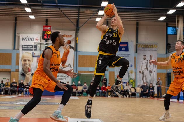 Ryan Mikesell (Tigers Tuebingen, 33)¨¨WIHA Panthers Schwenningen vs. Tigers Tuebingen, 2. Basketball, Bundesliga, Pro A, Barmer 2 Basketball, Spieltag 23, Spielzeit 2021 2022, 06.02.2022, ¨¨ Wiha Panthers Schwenningen - Tigers Tuebingen, Basketball, 2. Bundesliga, Barmer 2 Basketball, Spieltag 23, Spielzeit 2021 2022, 06.02.2022 Schwenningen Copyright: xDennisxDuddek xEibnerxPressefotox EP_DDK