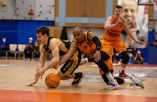 Gianni Otto (Tigers Tuebingen, 10), Chris Frazier (Wiha Panthers Schwenningen, 33) ¨¨WIHA Panthers Schwenningen vs. Tigers Tuebingen, 2. Basketball, Bundesliga, Pro A, Barmer 2 Basketball, Spieltag 23, Spielzeit 2021 2022, 06.02.2022, ¨¨ Wiha Panthers Schwenningen - Tigers Tuebingen, Basketball, 2. Bundesliga, Barmer 2 Basketball, Spieltag 23, Spielzeit 2021 2022, 06.02.2022 Schwenningen Copyright: xDennisxDuddek xEibnerxPressefotox EP_DDK