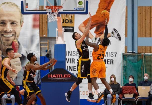 Raiquan Clark (Wiha Panthers Schwenningen, 23), Mateo Seric (Tigers Tuebingen, 17)¨¨WIHA Panthers Schwenningen vs. Tigers Tuebingen, 2. Basketball, Bundesliga, Pro A, Barmer 2 Basketball, Spieltag 23, Spielzeit 2021 2022, 06.02.2022, ¨¨ Wiha Panthers Schwenningen - Tigers Tuebingen, Basketball, 2. Bundesliga, Barmer 2 Basketball, Spieltag 23, Spielzeit 2021 2022, 06.02.2022 Schwenningen Copyright: xDennisxDuddek xEibnerxPressefotox EP_DDK