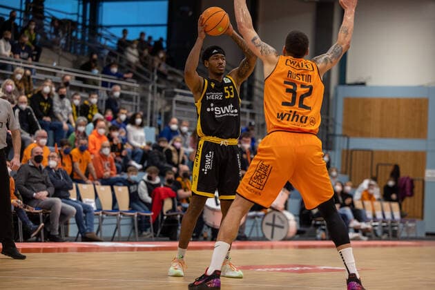 Isaiah Crawley (Tigers Tuebingen, 53), Waverly Austin (Wiha Panthers Schwenningen, 32) ¨¨WIHA Panthers Schwenningen vs. Tigers Tuebingen, 2. Basketball, Bundesliga, Pro A, Barmer 2 Basketball, Spieltag 23, Spielzeit 2021 2022, 06.02.2022, ¨¨ Wiha Panthers Schwenningen - Tigers Tuebingen, Basketball, 2. Bundesliga, Barmer 2 Basketball, Spieltag 23, Spielzeit 2021 2022, 06.02.2022 Schwenningen Copyright: xDennisxDuddek xEibnerxPressefotox EP_DDK