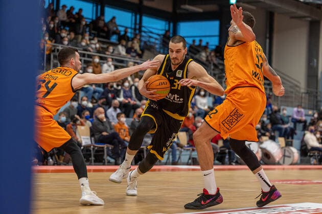 Daniel Keppeler (Tigers Tuebingen, 31), David Allan Cohn (Wiha Panthers Schwenningen, 34) ¨¨WIHA Panthers Schwenningen vs. Tigers Tuebingen, 2. Basketball, Bundesliga, Pro A, Barmer 2 Basketball, Spieltag 23, Spielzeit 2021 2022, 06.02.2022, ¨¨ Wiha Panthers Schwenningen - Tigers Tuebingen, Basketball, 2. Bundesliga, Barmer 2 Basketball, Spieltag 23, Spielzeit 2021 2022, 06.02.2022 Schwenningen Copyright: xDennisxDuddek xEibnerxPressefotox EP_DDK