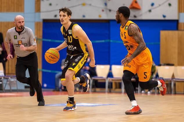 Gianni Otto (Tigers Tuebingen, 10), Demarkus Tremayne Stuckey Jr. (Wiha Panthers Schwenningen, 05) ¨¨WIHA Panthers Schwenningen vs. Tigers Tuebingen, 2. Basketball, Bundesliga, Pro A, Barmer 2 Basketball, Spieltag 23, Spielzeit 2021 2022, 06.02.2022, ¨¨ Wiha Panthers Schwenningen - Tigers Tuebingen, Basketball, 2. Bundesliga, Barmer 2 Basketball, Spieltag 23, Spielzeit 2021 2022, 06.02.2022 Schwenningen Copyright: xDennisxDuddek xEibnerxPressefotox EP_DDK