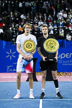 Alexander Bublik (Kaz) et Alexander Zverev (Ger) posant avec leur trophee respectif TENNIS : Open Sud de France 2022 Finale simple messieurs - Montpellier - 06 02 2022 JBAutissier Panoramic 