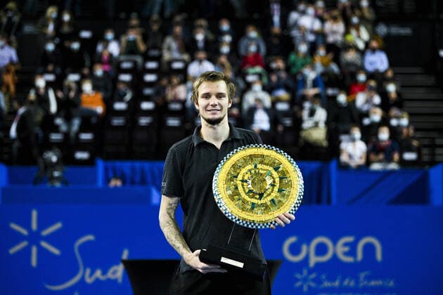 Alexander Bublik (Kaz) brandissant le trophee du vainqueur TENNIS : Open Sud de France 2022 Finale simple messieurs - Montpellier - 06 02 2022 JBAutissier Panoramic 
