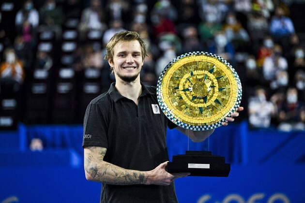 Alexander Bublik (Kaz) brandissant le trophee du vainqueur TENNIS : Open Sud de France 2022 Finale simple messieurs - Montpellier - 06 02 2022 JBAutissier Panoramic 