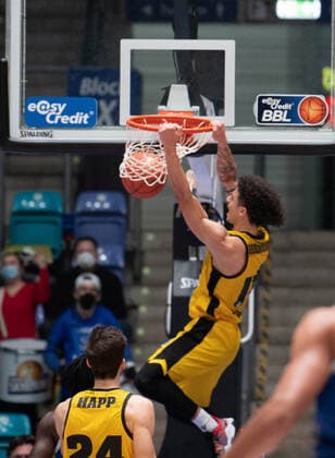 06 02 2022, xsltx, Basketball BBL Bundesliga, Frankfurt Skyliners MHP Riesen Ludwigsburg emspor, v l Dunk by Jonah Radebaugh PG MHP Riesen Ludwigsburg DFL DFB REGULATIONS PROHIBIT ANY USE OF PHOTOGRAPHS as IMAGE SEQUENCES and or QUASI VIDEO Frankfurt am Main