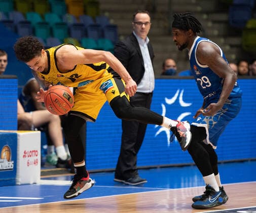 06 02 2022, xsltx, Basketball BBL Bundesliga, Frankfurt Skyliners MHP Riesen Ludwigsburg emspor, v l Jonah Radebaugh PG MHP Riesen Ludwigsburg , Will Cherry Point Guard Fraport Skyliners DFL DFB REGULATIONS PROHIBIT ANY USE OF PHOTOGRAPHS as IMAGE SEQUENCES and or QUASI VIDEO Frankfurt am Main