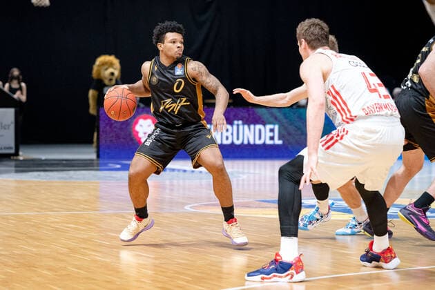 Tookie Brown Nr 0 Basketball Loewen Braunschweig vs Leon Radosevic Nr 0 FC Bayern Muenchen Basketball Basketball Loewen Braunschweig FC Bayern Muenchen Basketball Basketball Loewen Braunschweig FC Bayern Muenchen Basketball, Basketball, BBL, Season 2020 2021, 06 02 2022 Braunschweig Copyright: xEibner-Pressefoto DanielxReineltx EP_DRT