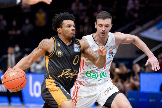 Tookie Brown Nr 0 Basketball Loewen Braunschweig in front of Zan Mark Sisko Nr 31 FC Bayern Muenchen Basketball Basketball Loewen Braunschweig FC Bayern Muenchen Basketball Basketball Loewen Braunschweig FC Bayern Muenchen Basketball, basketball, BBL, season 2020 2021, 06 02 2022 Braunschweig Copyright: xEibner-Pressefoto DanielxReineltx EP_DRT