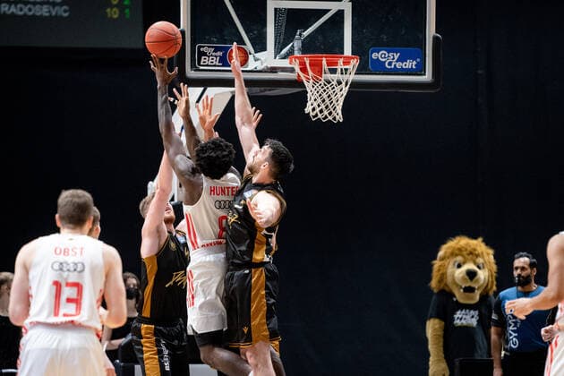 Othello Hunter Nr 8 FC Bayern Muenchen Basketball scores a goal Basketball Loewen Braunschweig FC Bayern Muenchen Basketball Basketball Loewen Braunschweig FC Bayern Muenchen Basketball, Basketball, BBL, season 2020 2021, 06 02 2022 Braunschweig Copyright: xEibner-Pressefoto DanielxReineltx EP_DRT
