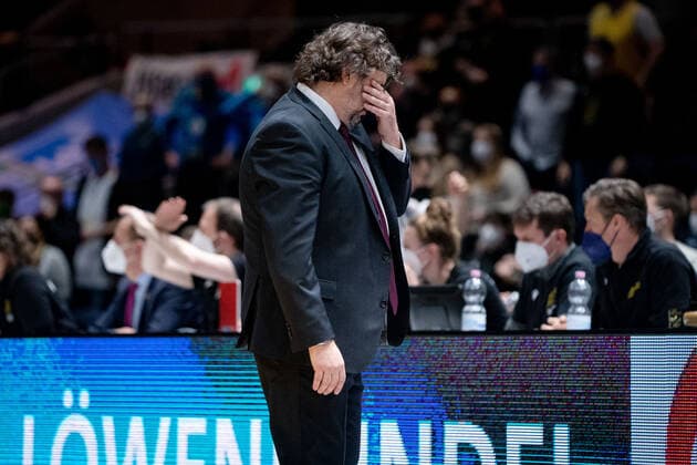 Andrea Trinchieri coach FC Bayern Muenchen basketball holds his hand to his head and leaves the field basketball Loewen Braunschweig FC Bayern Muenchen basketball basketball Loewen Braunschweig FC Bayern Muenchen basketball, basketball, BBL, season 2020 2021, 06 02 2022 Braunschweig Copyright: xEibner-Pressefoto DanielxReineltx EP_DRT