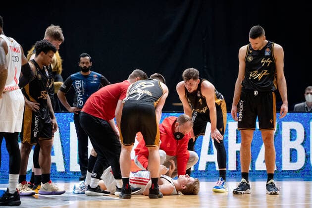 Ognjen Jaramaz No 10 FC Bayern Muenchen Basketball injured on the ground Basketball Loewen Braunschweig FC Bayern Muenchen Basketball Basketball Loewen Braunschweig FC Bayern Muenchen Basketball, Basketball, BBL, season 2020 2021, 06 02 2022 Braunschweig Copyright: xEibner-Pressefoto DanielxReineltx EP_DRT