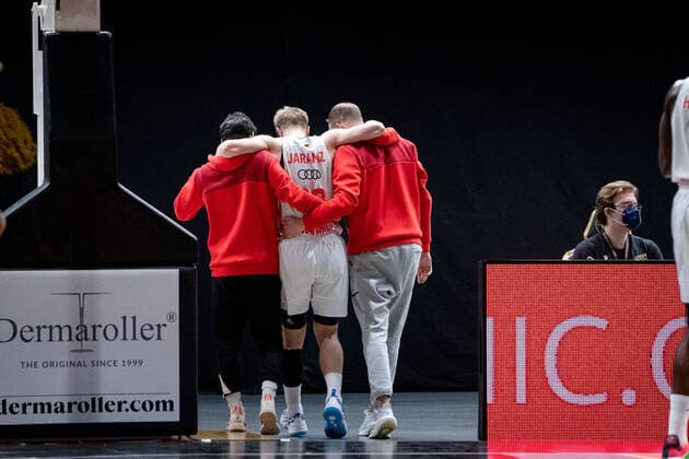 Ognjen Jaramaz No 10 FC Bayern Muenchen Basketball is taken off the field Basketball Loewen Braunschweig FC Bayern Muenchen Basketball Basketball Loewen Braunschweig FC Bayern Muenchen Basketball, Basketball, BBL, season 2020 2021, 06 02 2022 Braunschweig Copyright: xEibner-Pressefoto DanielxReineltx EP_DRT