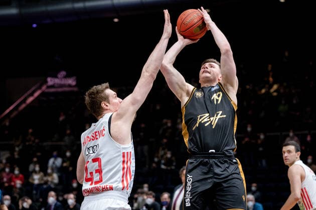 Ondrej Sehnal Nr 19 Basketball Loewen Braunschweig vs Leon Radosevic Nr 0 FC Bayern Muenchen Basketball Basketball Loewen Braunschweig FC Bayern Muenchen Basketball Basketball Loewen Braunschweig FC Bayern Muenchen Basketball, Basketball, BBL, season 2020 2021, 06 02 2022 Braunschweig Copyright: xEibner-Pressefoto DanielxReineltx EP_DRT