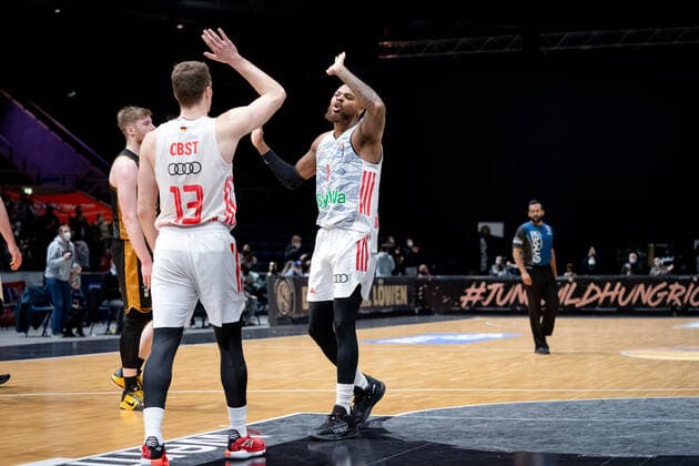Cheering after the final whistle Basketball Loewen Braunschweig FC Bayern Muenchen Basketball Basketball Loewen Braunschweig FC Bayern Muenchen Basketball, Basketball, BBL, season 2020 2021, 06 02 2022 Braunschweig Copyright: xEibner-Pressefoto DanielxReineltx EP_DRT