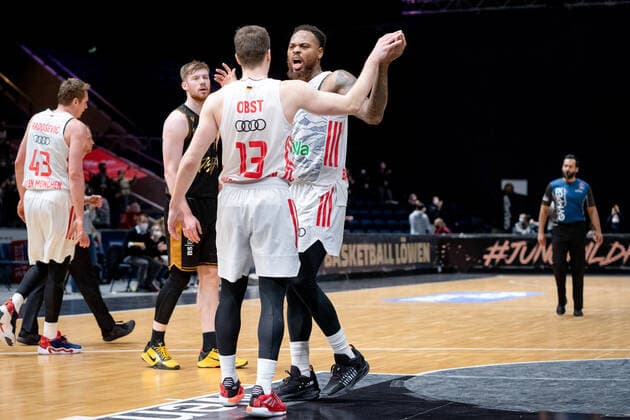 Cheers after the final whistle Andreas Obst No 13 FC Bayern Muenchen Basketball Basketball Loewen Braunschweig FC Bayern Muenchen Basketball Basketball Loewen Braunschweig FC Bayern Muenchen Basketball, Basketball, BBL, season 2020 2021, 06 02 2022 Braunschweig Copyright: xEibner-Pressefoto DanielxReineltx EP_DRT