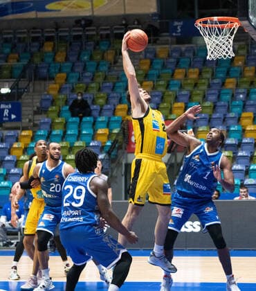 06.02.2022, xsltx, Basketball BBL Bundesliga, Frankfurt Skyliners - MHP Riesen Ludwigsburg emspor, Mitte: Ethan Happ - C (MHP Riesen Ludwigsburg) trifft für die Riesen (DFL DFB REGULATIONS PROHIBIT ANY USE OF PHOTOGRAPHS as IMAGE SEQUENCES and or QUASI-VIDEO) Frankfurt am Main