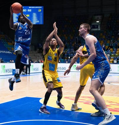 06 02 2022, xsltx, Basketball BBL Bundesliga, Frankfurt Skyliners MHP Riesen Ludwigsburg emspor, v l Will Cherry point guard Fraport Skyliners scores to 62 62 interim DFL DFB REGULATIONS PROHIBIT ANY USE OF PHOTOGRAPHS as IMAGE SEQUENCES and or QUASI VIDEO Frankfurt am Main