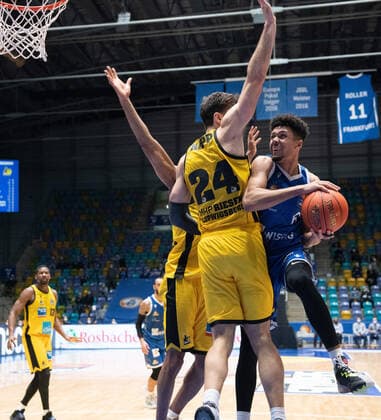 06.02.2022, xsltx, Basketball BBL Bundesliga, Frankfurt Skyliners - MHP Riesen Ludwigsburg emspor, v.re. Kein Durchkommen für Len Adam Schoormann - Point Guard (Fraport Skyliners) gegen Ethan Happ - C (MHP Riesen Ludwigsburg) (DFL DFB REGULATIONS PROHIBIT ANY USE OF PHOTOGRAPHS as IMAGE SEQUENCES and or QUASI-VIDEO) Frankfurt am Main