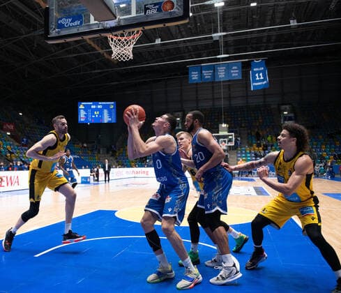 06 02 2022, xsltx, Basketball BBL Bundesliga, Frankfurt Skyliners MHP Riesen Ludwigsburg emspor, 2 v l again hits Lukas Wank Shoot Guard Fraport Skyliners DFL DFB REGULATIONS PROHIBIT ANY USE OF PHOTOGRAPHS as IMAGE SEQUENCES and or QUASI VIDEO Frankfurt am Main