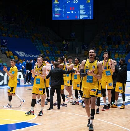 06.02.2022, xsltx, Basketball BBL Bundesliga, Frankfurt Skyliners - MHP Riesen Ludwigsburg emspor, v.l. Freude Bein den Ludwigsburger Riesen nach dem 80:71-Auswärtserfolg in Frankfurt (DFL DFB REGULATIONS PROHIBIT ANY USE OF PHOTOGRAPHS as IMAGE SEQUENCES and or QUASI-VIDEO) Frankfurt am Main
