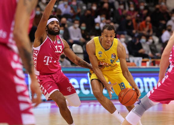 Bonn, Germany 06 02 2022, Basketball Bundesliga, 20 Matchday, BBL, Telekom Baskets Bonn vs Alba Berlin, Javontae Hawkins Bonn , Louis Olinde Alba
