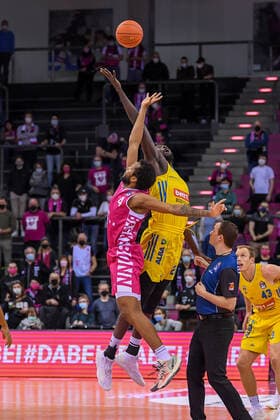 easyCredit BBL, Telekom Baskets Bonn vs Alba Berlin, 06 02 2022 Parker Jackson Cartwright Telekom Baskets Bonn, 33 , Christ Koumadje Alba Berlin, 21 easyCredit BBL, Telekom Baskets Bonn vs Alba Berlin on 06 02 2022 at the Telekom Dome Bonn, Bonn North Rhine Westphalia Copyright: xBEAUTIFULxSPORTS Mueller-Laschetx