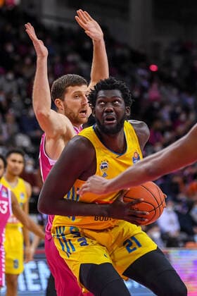 easyCredit BBL, Telekom Baskets Bonn vs Alba Berlin, 06 02 2022 Christ Koumadje Alba Berlin, 21 , Saulius Kulvietis Telekom Baskets Bonn, 10 , easyCredit BBL, Telekom Baskets Bonn vs Alba Berlin on 06 02 2022 at Telekom Dome Bonn, Bonn Nordrhein Westfalen Copyright: xBEAUTIFULxSPORTS Mueller-Laschetx