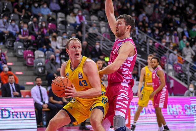 easyCredit BBL, Telekom Baskets Bonn vs Alba Berlin, 06 02 2022 Luke Sikma Alba Berlin, 43 , Saulius Kulvietis Telekom Baskets Bonn, 10 , easyCredit BBL, Telekom Baskets Bonn vs Alba Berlin on 06 02 2022 at Telekom Dome Bonn, Bonn Nordrhein Westfalen Copyright: xBEAUTIFULxSPORTS Mueller-Laschetx