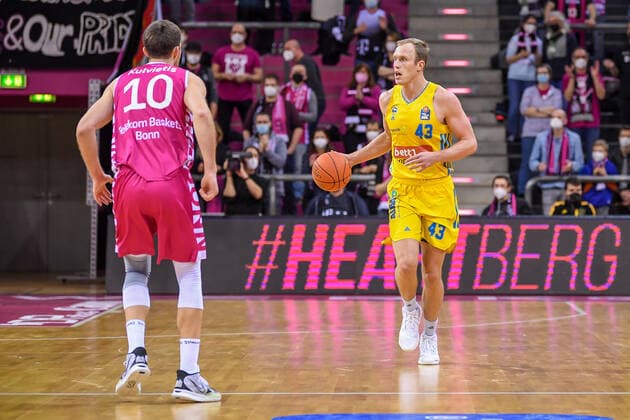 easyCredit BBL, Telekom Baskets Bonn vs Alba Berlin, 06 02 2022 Luke Sikma Alba Berlin, 43 , Saulius Kulvietis Telekom Baskets Bonn, 10 , easyCredit BBL, Telekom Baskets Bonn vs Alba Berlin on 06 02 2022 at Telekom Dome Bonn, Bonn Nordrhein Westfalen Copyright: xBEAUTIFULxSPORTS Mueller-Laschetx
