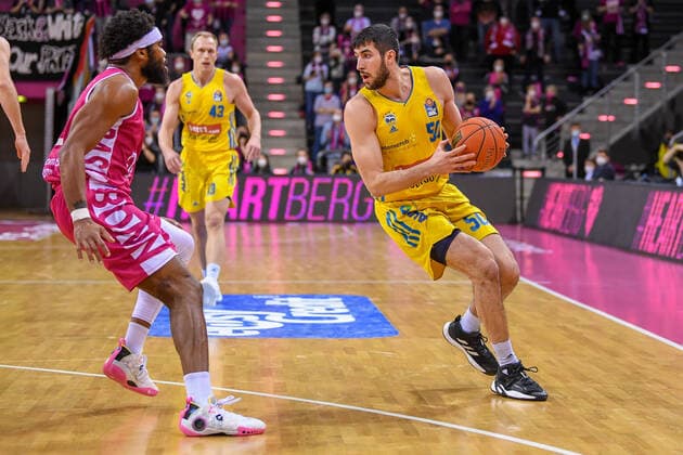 easyCredit BBL, Telekom Baskets Bonn vs Alba Berlin, 06 02 2022 Yovel Zoosman Alba Berlin, 50 , Javontae Hawkins Telekom Baskets Bonn, 13 , easyCredit BBL, Telekom Baskets Bonn vs Alba Berlin on 06 02 2022 at the Telekom Dome Bonn, Bonn North Rhine Westphalia Copyright: xBEAUTIFULxSPORTS Mueller-Laschetx