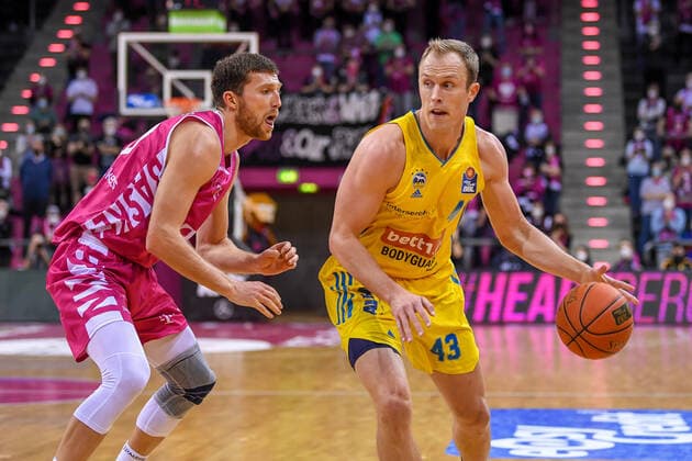 easyCredit BBL, Telekom Baskets Bonn vs Alba Berlin, 06 02 2022 Luke Sikma Alba Berlin, 43 , Saulius Kulvietis Telekom Baskets Bonn, 10 , easyCredit BBL, Telekom Baskets Bonn vs Alba Berlin on 06 02 2022 at Telekom Dome Bonn, Bonn Nordrhein Westfalen Copyright: xBEAUTIFULxSPORTS Mueller-Laschetx