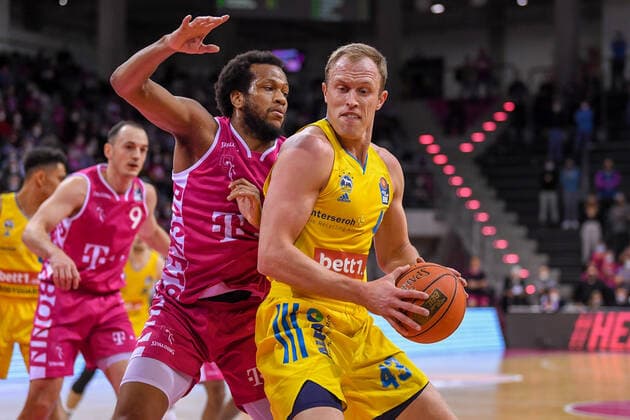 easyCredit BBL, Telekom Baskets Bonn vs Alba Berlin, 06 02 2022 Luke Sikma Alba Berlin, 43 , Justin Gorham Telekom Baskets Bonn, 4 , easyCredit BBL, Telekom Baskets Bonn vs Alba Berlin on 06 02 2022 at Telekom Dome Bonn, Bonn Nordrhein Westfalen Copyright: xBEAUTIFULxSPORTS Mueller-Laschetx