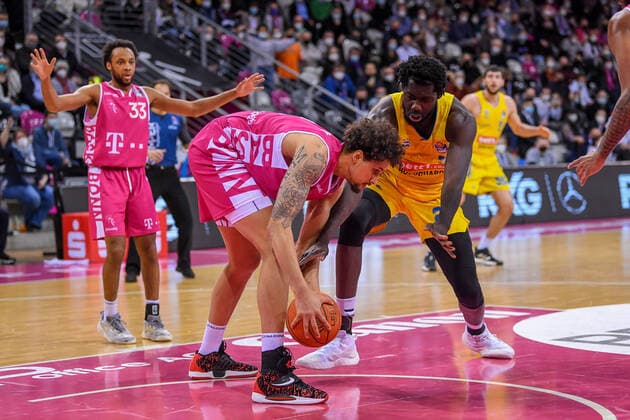 easyCredit BBL, Telekom Baskets Bonn vs Alba Berlin, 06 02 2022 Michael Kessens Telekom Baskets Bonn, 6 , Christ Koumadje Alba Berlin, 21 , easyCredit BBL, Telekom Baskets Bonn vs Alba Berlin on 06 02 2022 at Telekom Dome Bonn, Bonn Nordrhein Westfalen Copyright: xBEAUTIFULxSPORTS Mueller-Laschetx