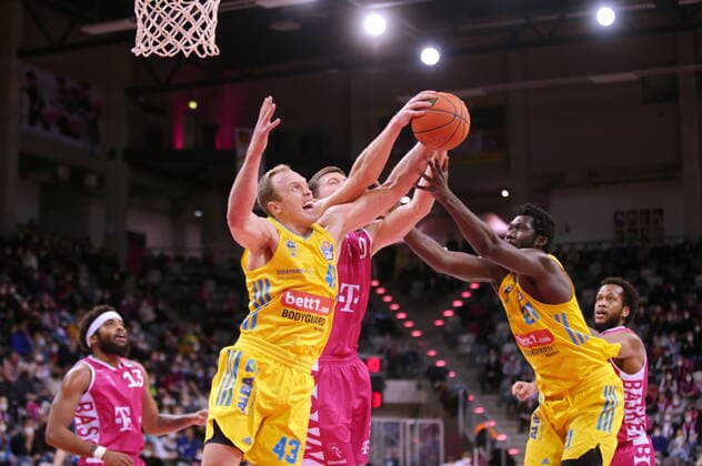 Saulius Kulvietis Telekom Baskets Bonn vs Luke Sikma, Christ Koumadje ALBA BERLIN easyCredit BBL 1 Bundesliga , 2021 2022 season , Main Round 20 matchday