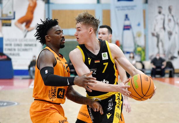 Basketball 2 Bundesliga 2020 2021 23 Matchday 06 02 2022 wiha Panthers Schwenningen Tigers Tuebingen Timo Lanmueller r, Tigers vs. Raiquan Clark l, Schwenningen