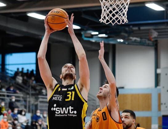 Basketball 2 Bundesliga 2020 2021 23 Matchday 06 02 2022 wiha Panthers Schwenningen Tigers Tuebingen Daniel Keppeler left, Tigers vs Grant Sitton right, Schwenningen