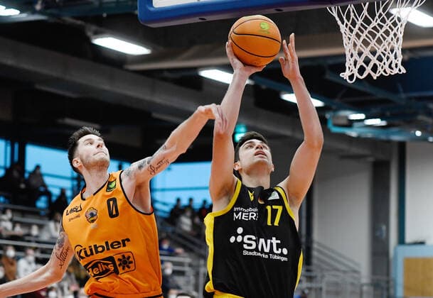 Basketball 2 Bundesliga 2020 2021 23 Matchday 06 02 2022 wiha Panthers Schwenningen Tigers Tuebingen Mateo Seric r, Tigers vs Grant Sitton purl, Schwenningen